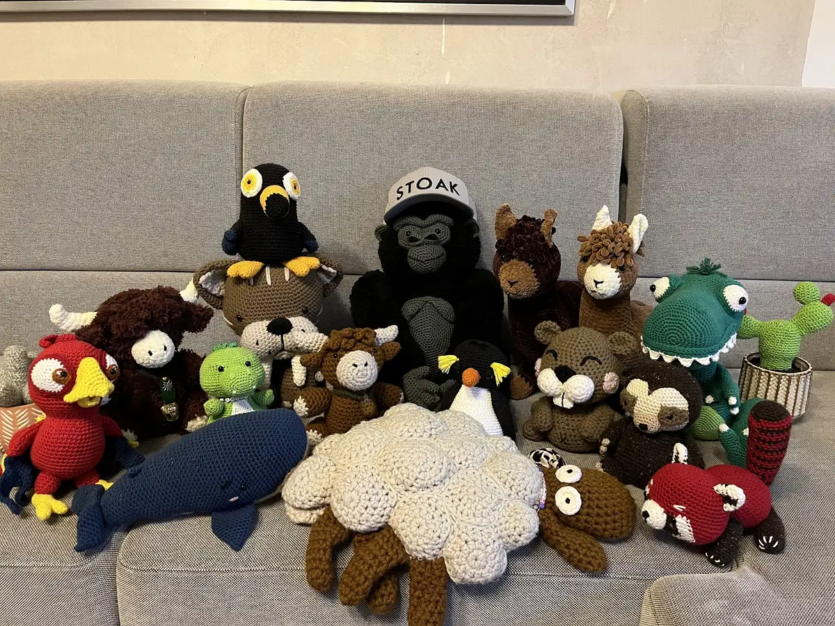 Die Häkel-Gang auf dem Sofa